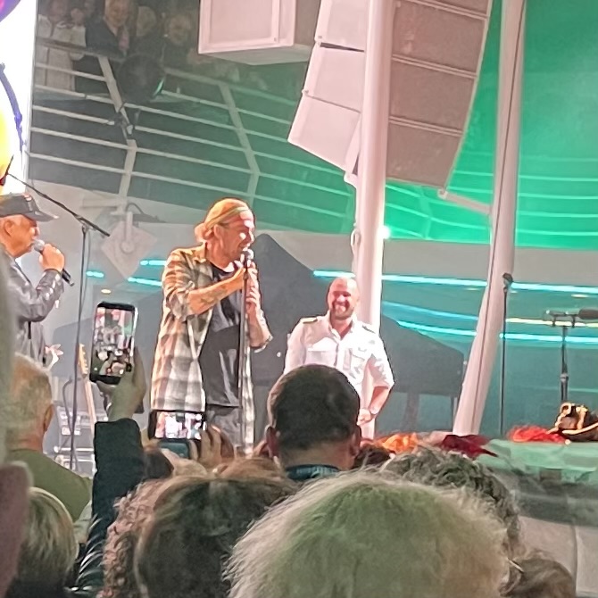 David Garrett on stage with the band — welcome event on Deck 12, Mein Schiff 1, April 2026