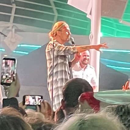 David Garrett pointing into the crowd, welcome event on Mein Schiff 1, April 2026