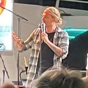 David Garrett on stage with microphone, David Garrett Cruise on Mein Schiff 1, April 2026