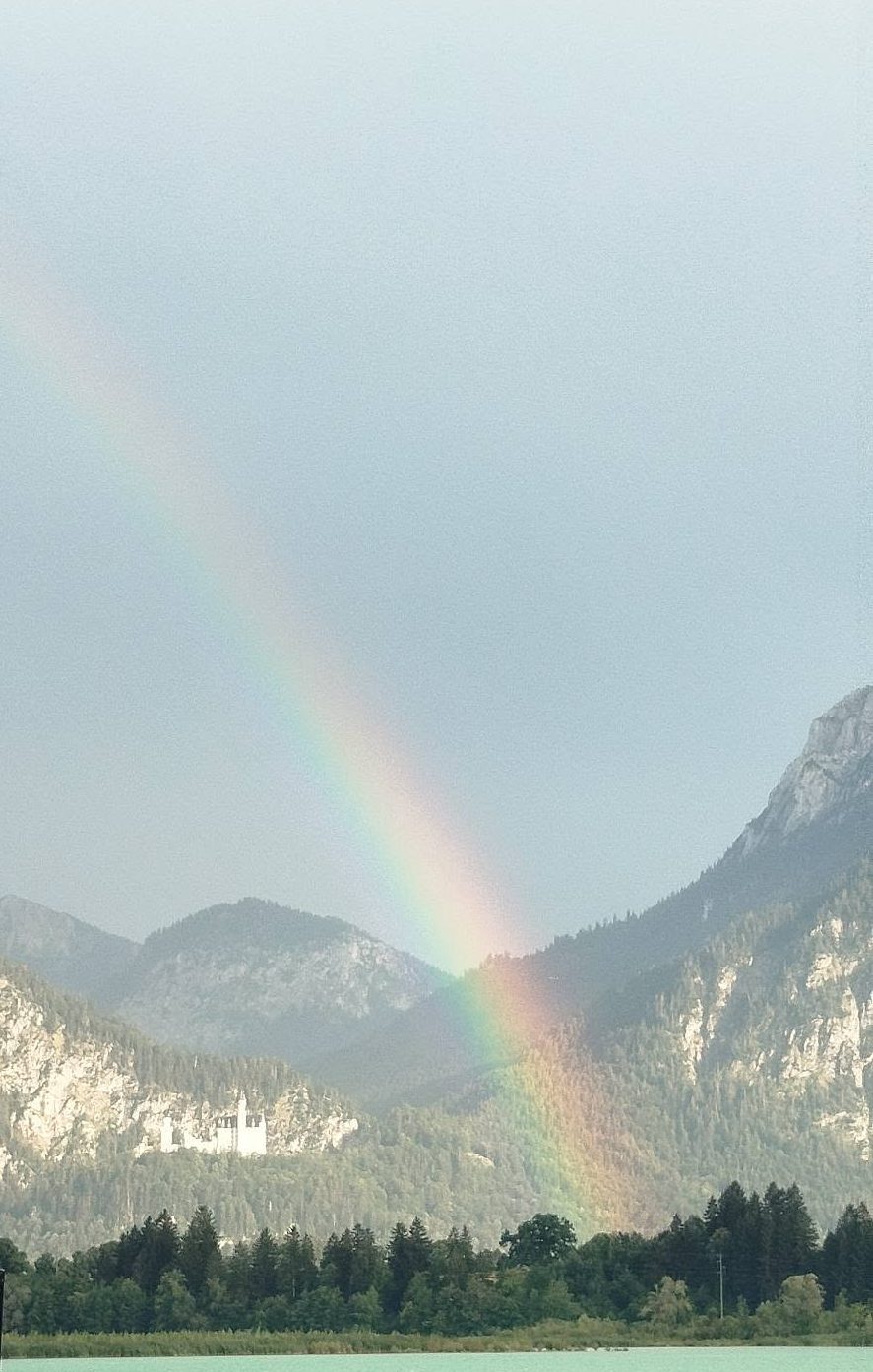 Um arco-íris sobre o Forggensee e o castelo de Neuschwanstein, minutos antes do concerto
