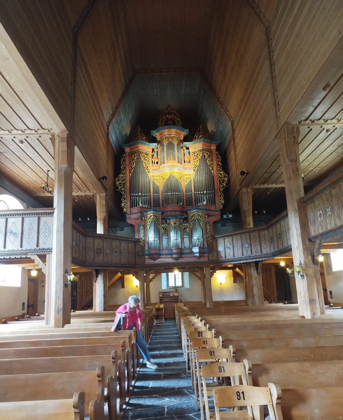 The nave of Kirche Saanen with the organ above