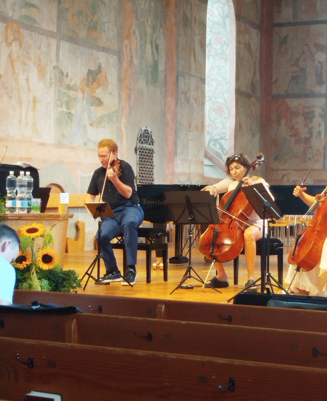 Daniel Hope rehearsing with two cellists at Kirche Saanen