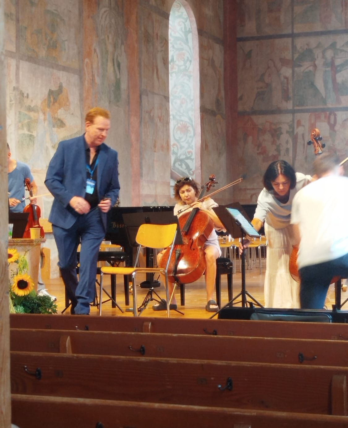 Daniel Hope stepping down from the platform during the rehearsal