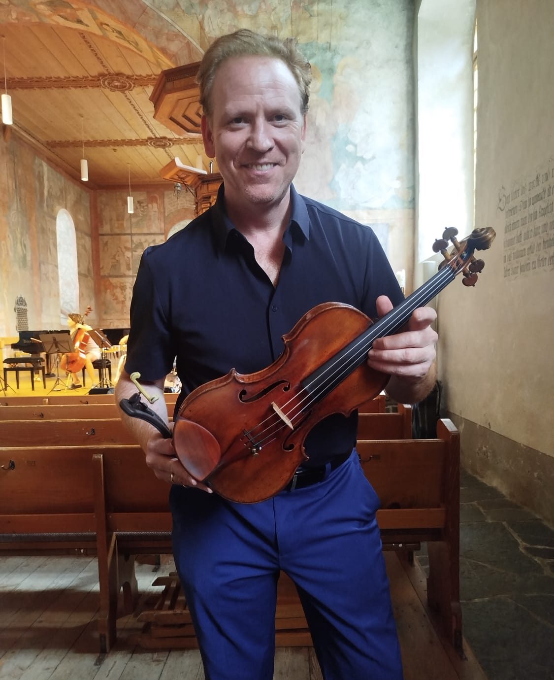 Daniel Hope with his violin before the concert at Kirche Saanen