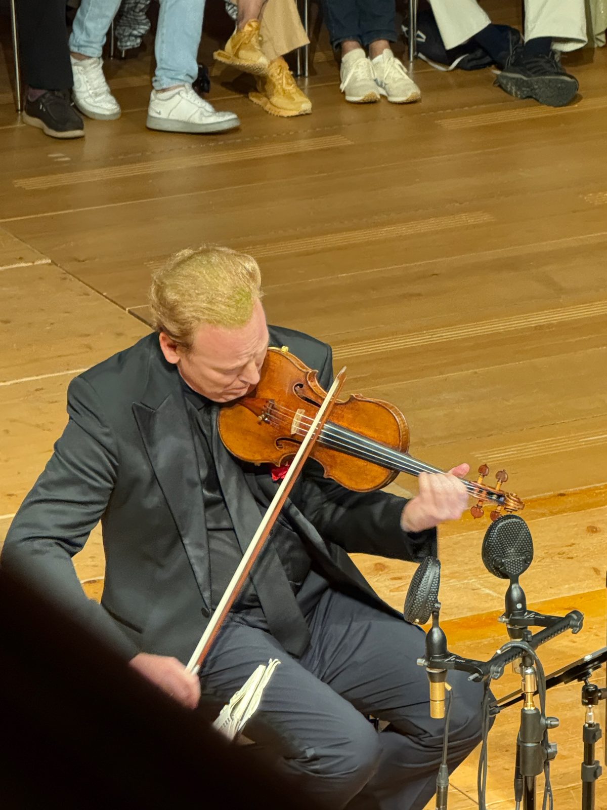 Daniel Hope playing at Kirche Saanen, wider view