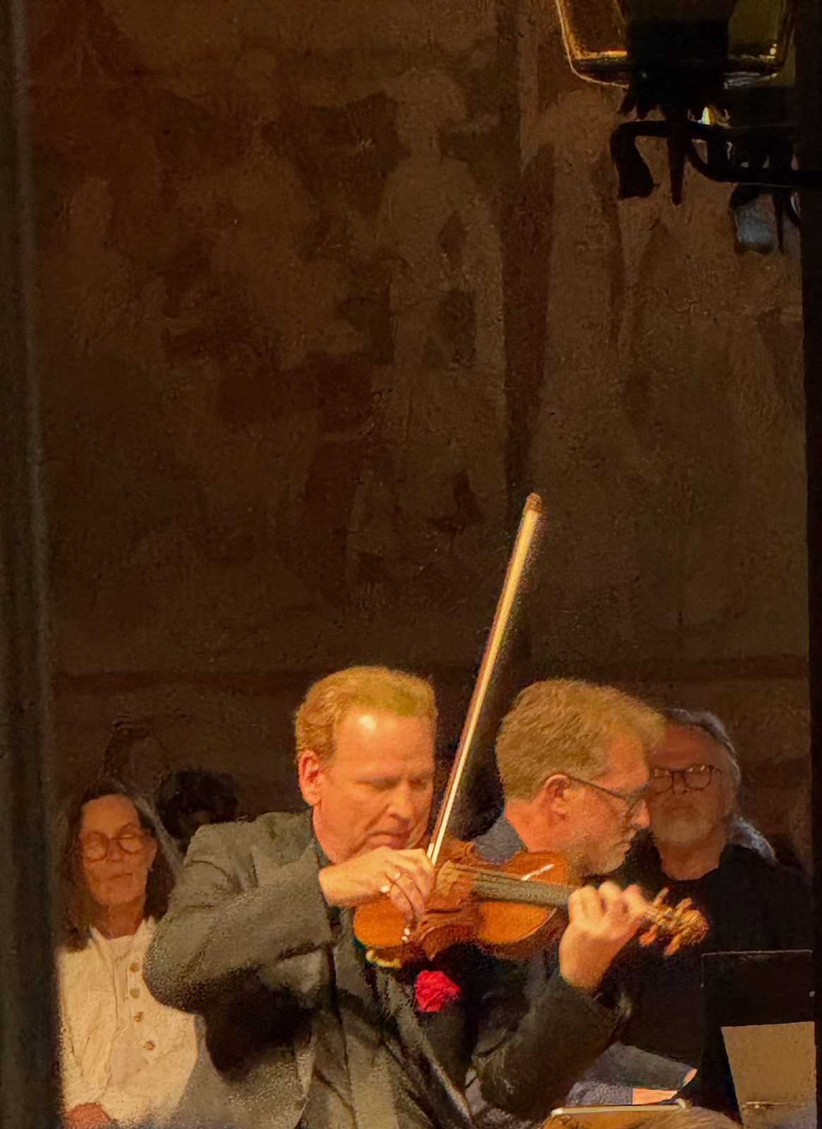 Daniel Hope playing before the frescoes of Kirche Saanen