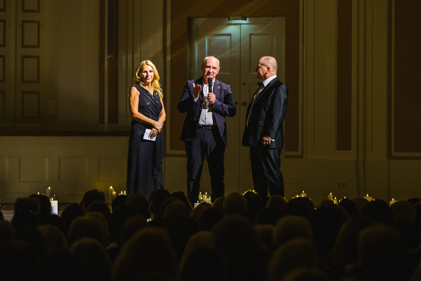 Ursula Mattersberger and Univ.-Prof. Dr. Thomas Müller on stage, with Kevin Conners.